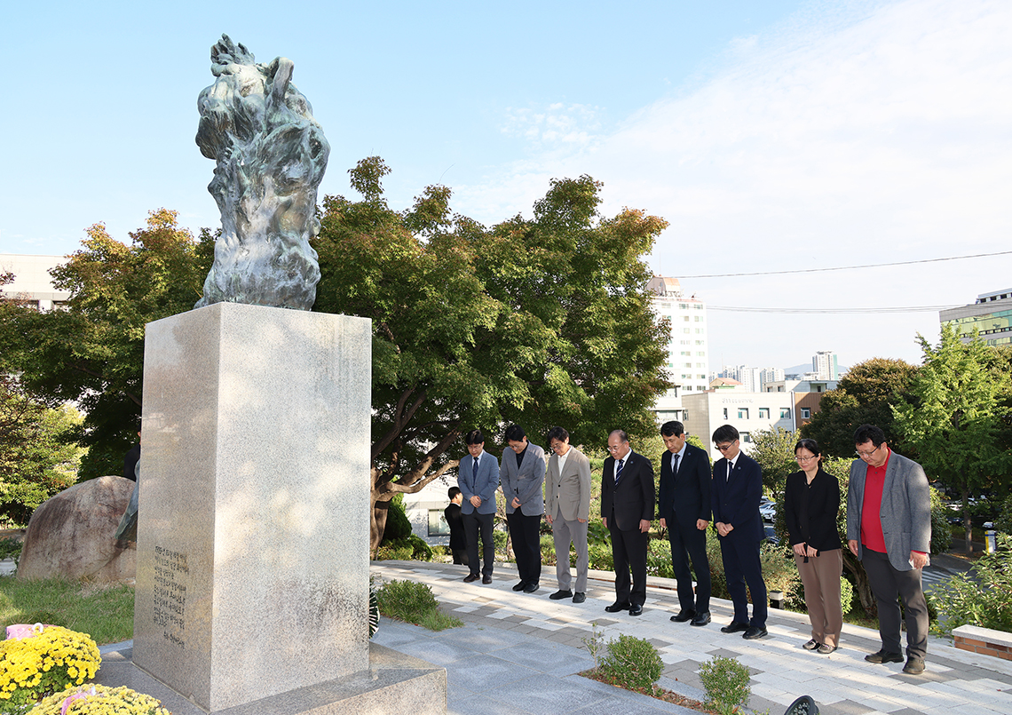 부마민주항쟁 47주년 맞아, 총장·보직자단 교내 역사 현장 참배