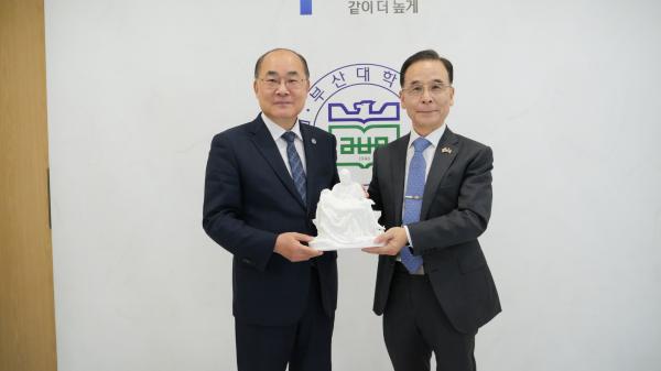 '내빈 접견_허재택 유엔평화기념관 관장'의 첨부파일 이미지