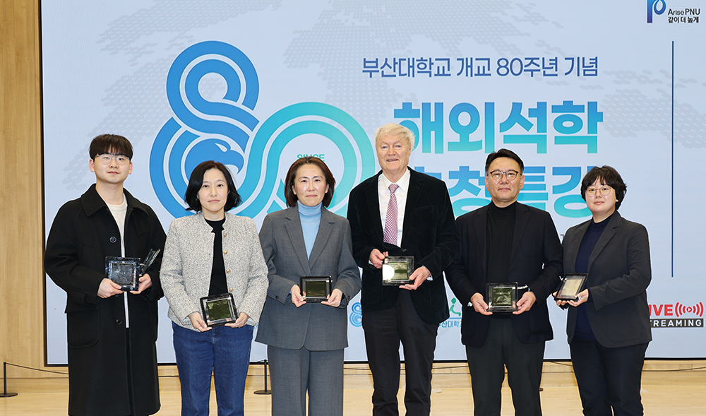 Uniform Monolithic Perovskite Films for Scalable Modules: Anti‐Solvent‐Free Crystallization via Seed Priming and Vacuum Processing