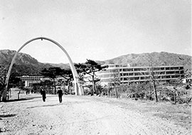 1961 The ‘Rainbow Gate’ and original administration building (currently the Humanities Building)